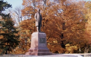 MarkTwain Statue 448x279